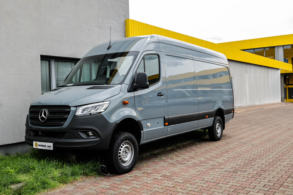Mercedes Sprinter varebil sett forfra med installert sikkerhetssystem